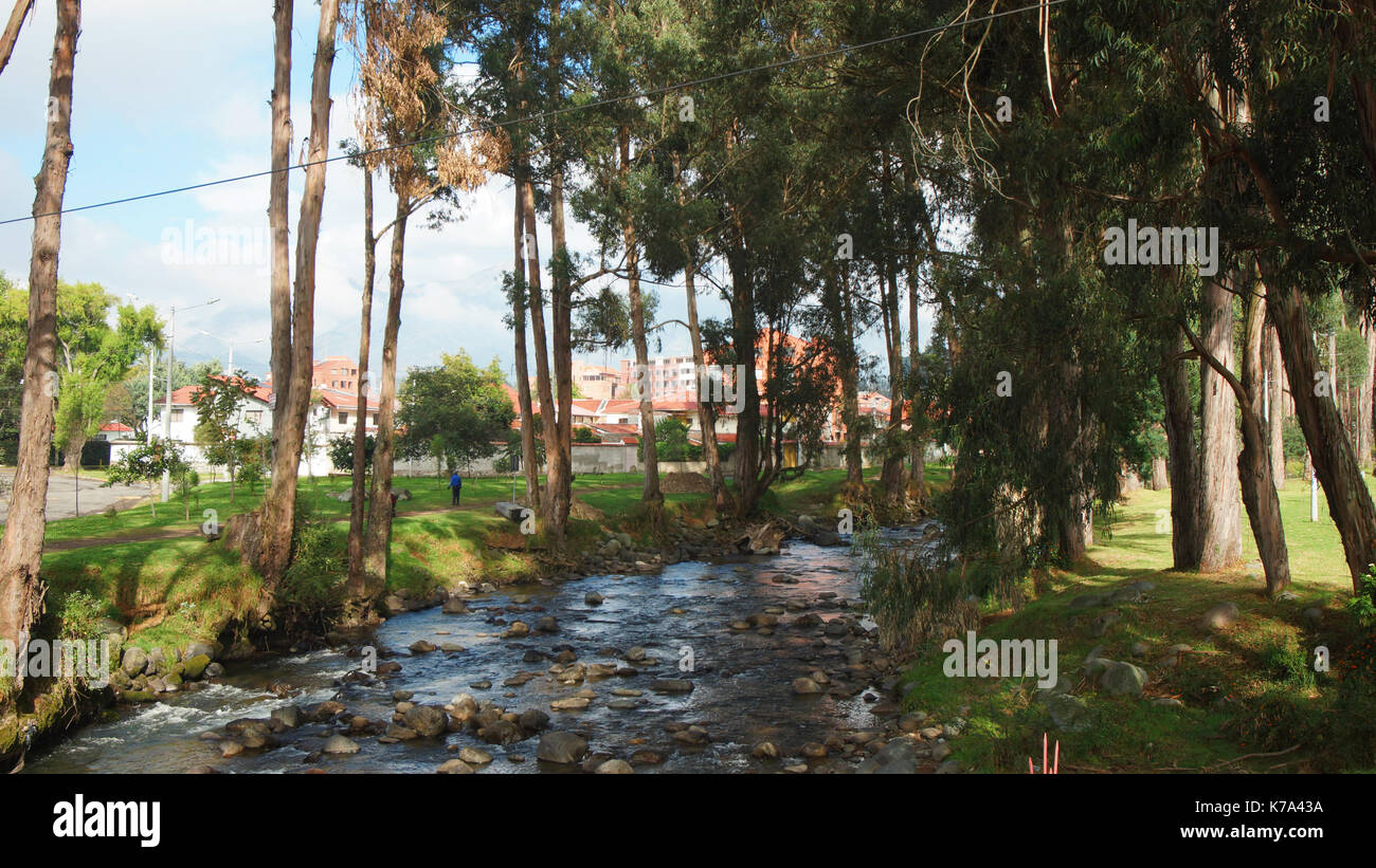 Blick auf den Fluss Tomebamba, dass die Stadt Cuenca Kreuze Stockfoto