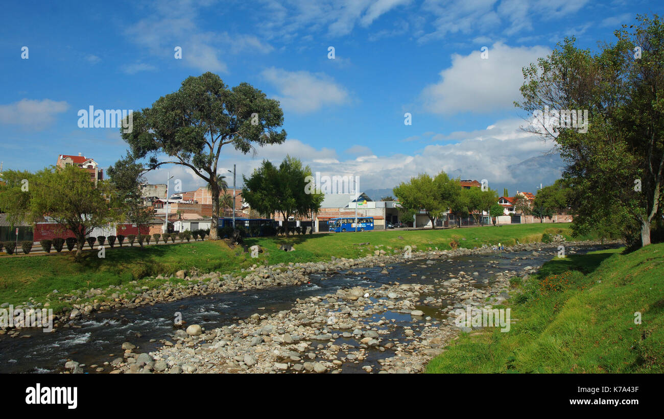 Blick auf den Fluss Tomebamba, dass die Stadt Cuenca Kreuze Stockfoto