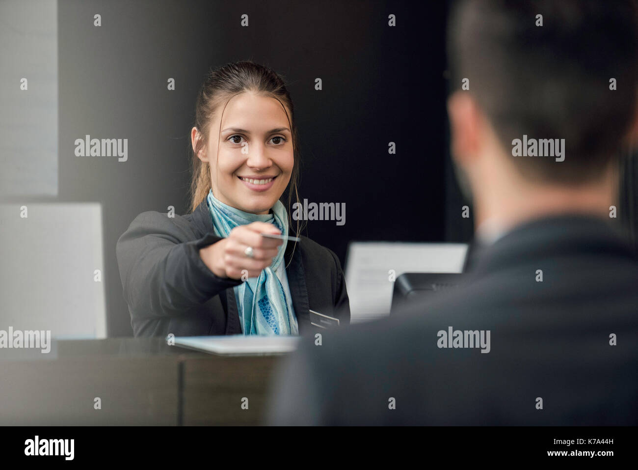 Bankangestellter helfen Kunden Stockfoto