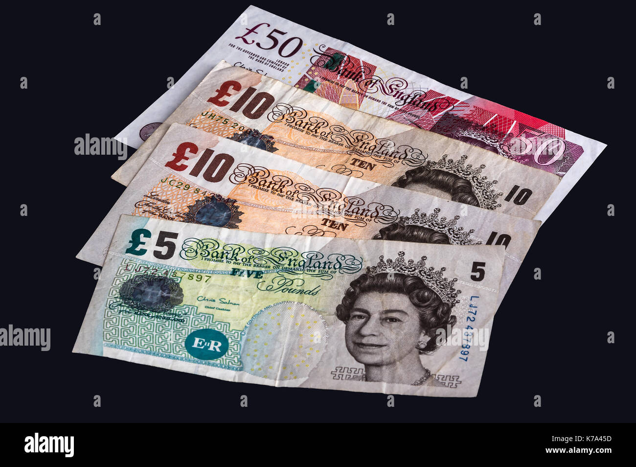 Britische Banknoten auf einem schwarzen Hintergrund. Stockfoto