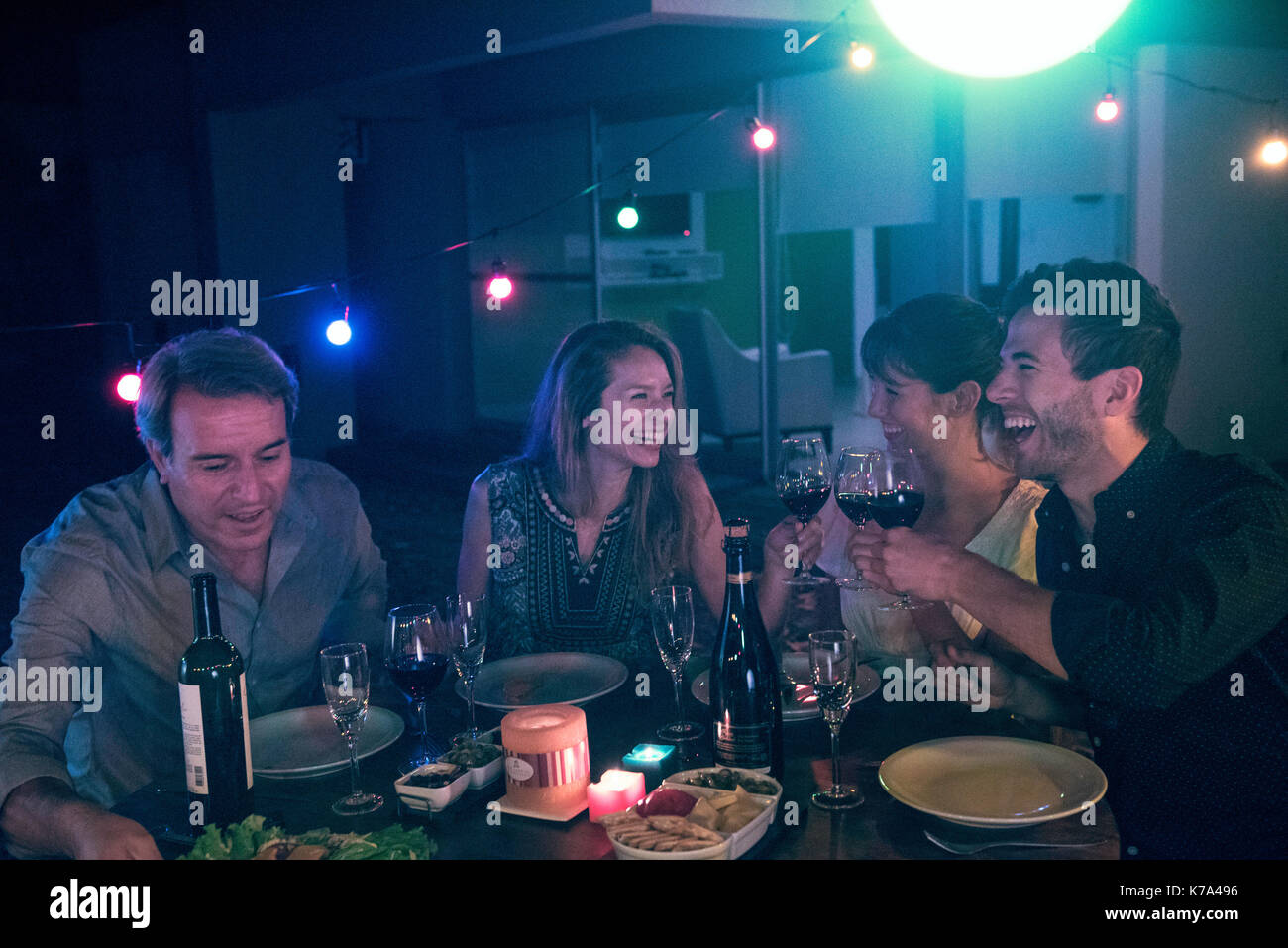 Freunde klirren Gläser Wein zum Abendessen Partei Stockfoto