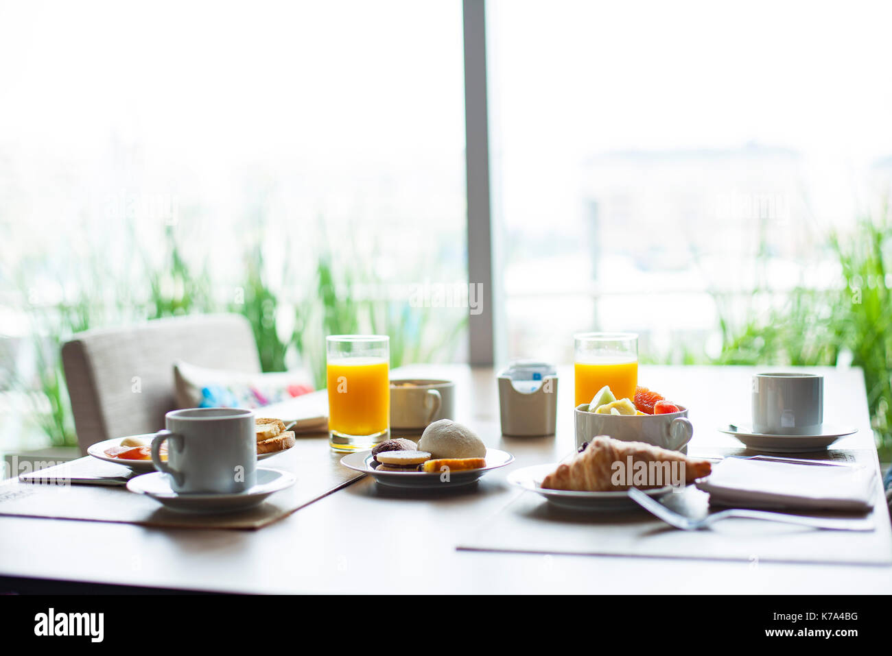 Frühstück im Cafe Tabelle Stockfoto
