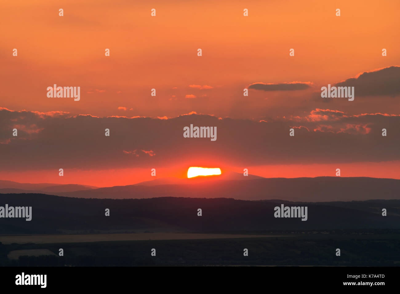 Sonnenuntergang mit Wolken über die Hügel in Ungarn Stockfoto