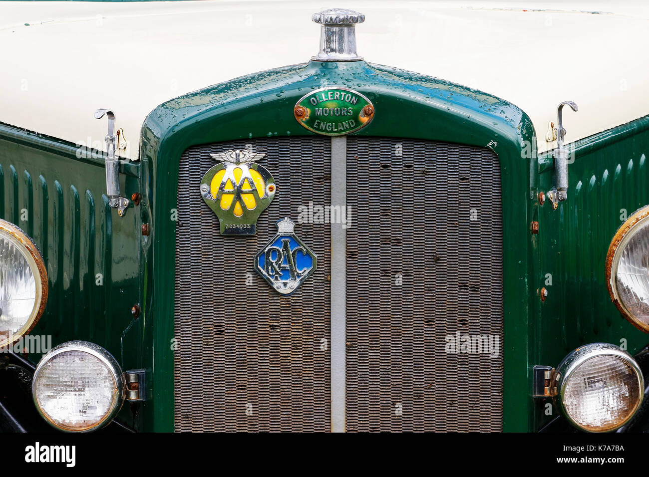 Frontgrill eines Ollerton van mit einem RAC-Abzeichen und eine AA-Abzeichen auf den rostigen Frontgrill geschraubt. Stockfoto