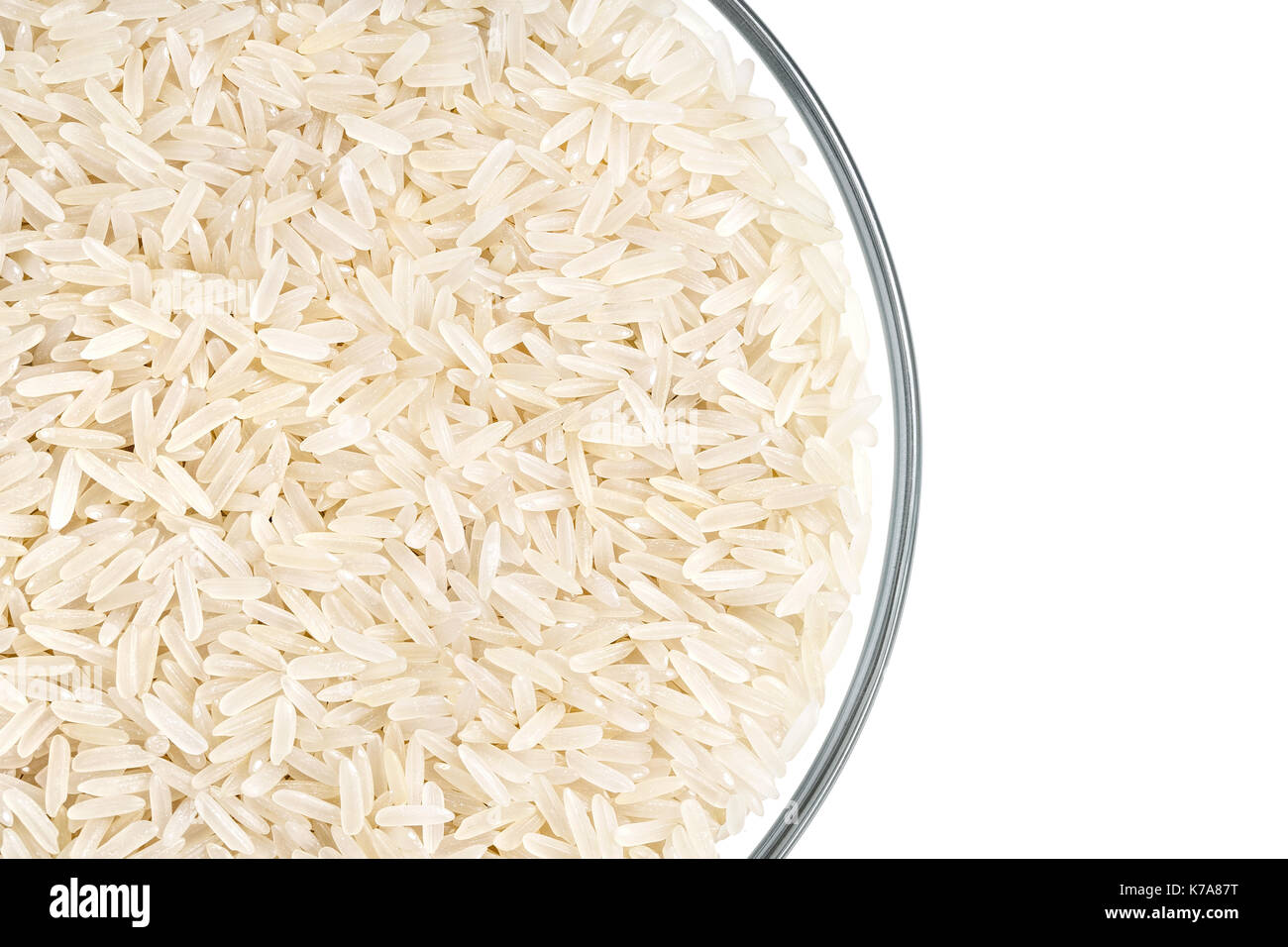 Gesundes Essen. In der Nähe von Glas Schale mit parboiled Reis auf weißem Hintergrund. Ansicht von oben, hohe Auflösung. Stockfoto