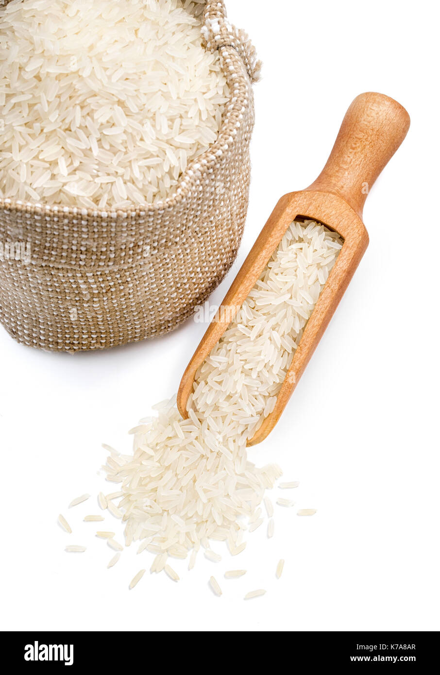 Nahaufnahme von sackleinen Sack mit parboiled Reis und Schaufel auf weißen Hintergrund. Gesundes Essen. Produkt mit hoher Auflösung Stockfoto