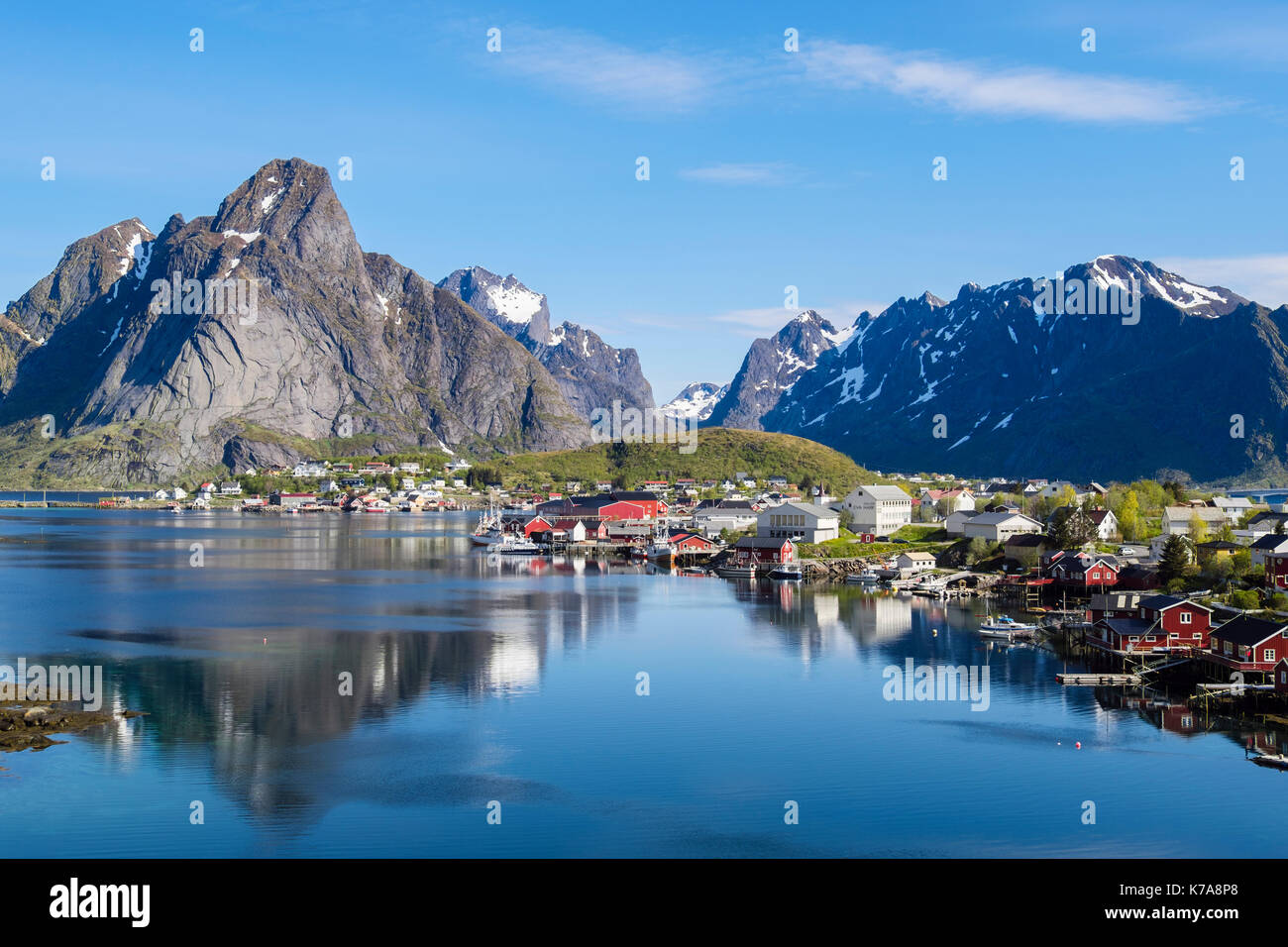 Spiegelungen der Berge im malerischen natürlichen Hafen im Sommer. Reine, Moskenes, Insel Moskenesøya, Lofoten, Nordland, Norwegen Stockfoto