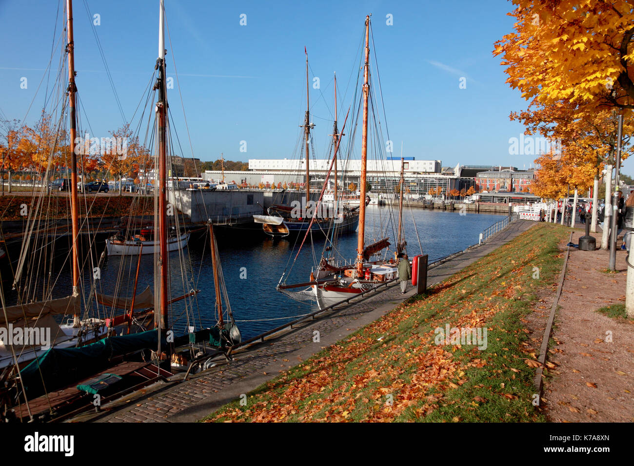 Blick über Am Germaniahafen, einer kleinen Wasserfläche mit angelegten Yachten, der an den wichtigsten Teil der Kieler Hafen Stockfoto