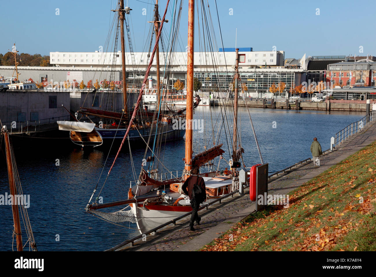 Blick über Am Germaniahafen, einer kleinen Wasserfläche mit angelegten Yachten, der an den wichtigsten Teil der Kieler Hafen Stockfoto