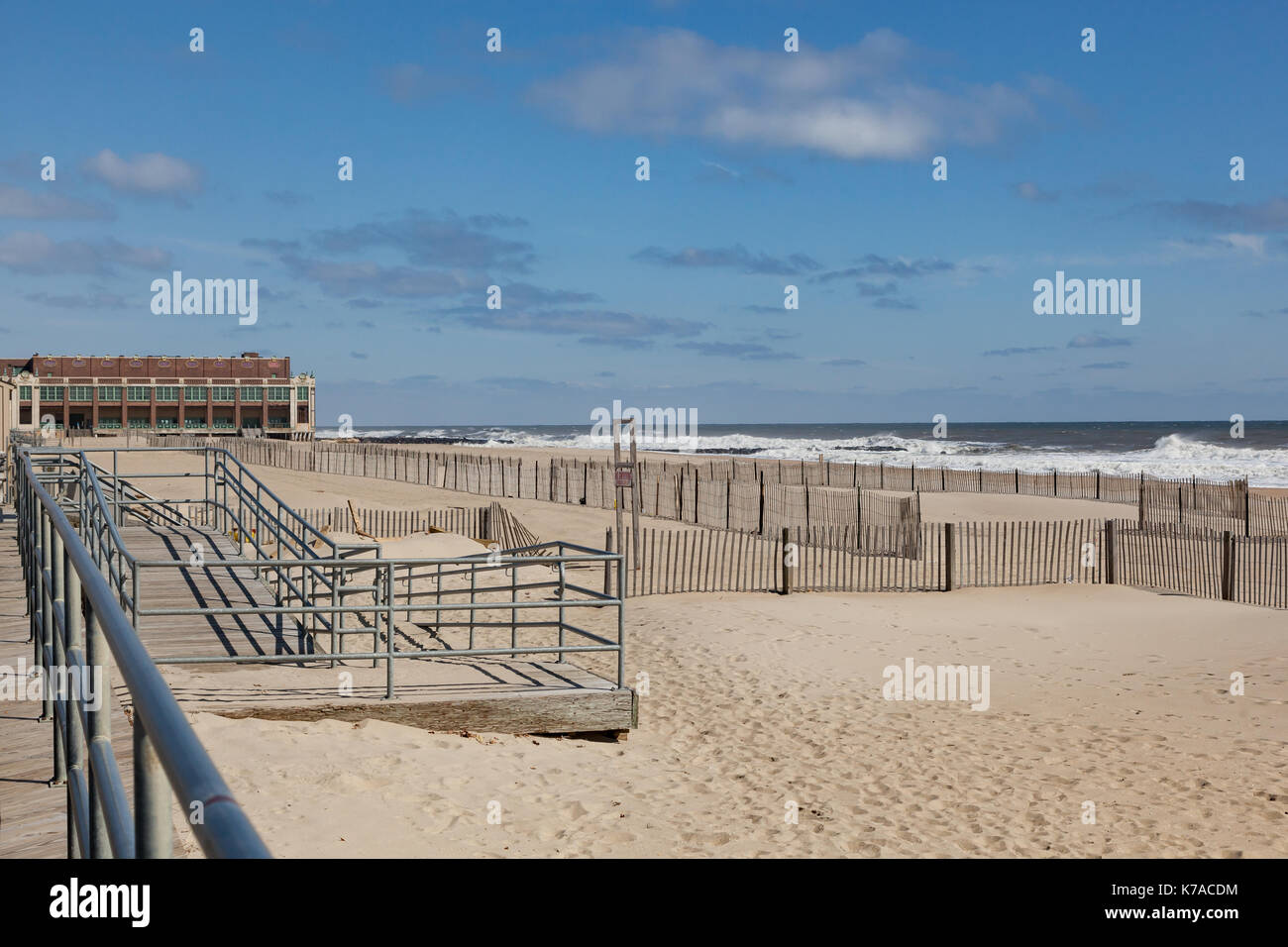 Ein Blick auf die Asbury Park, New Jersey Strand vom Boardwalk entfernt, mit Convention Hall im Hintergrund. Foto im März 2017 übernommen. Stockfoto