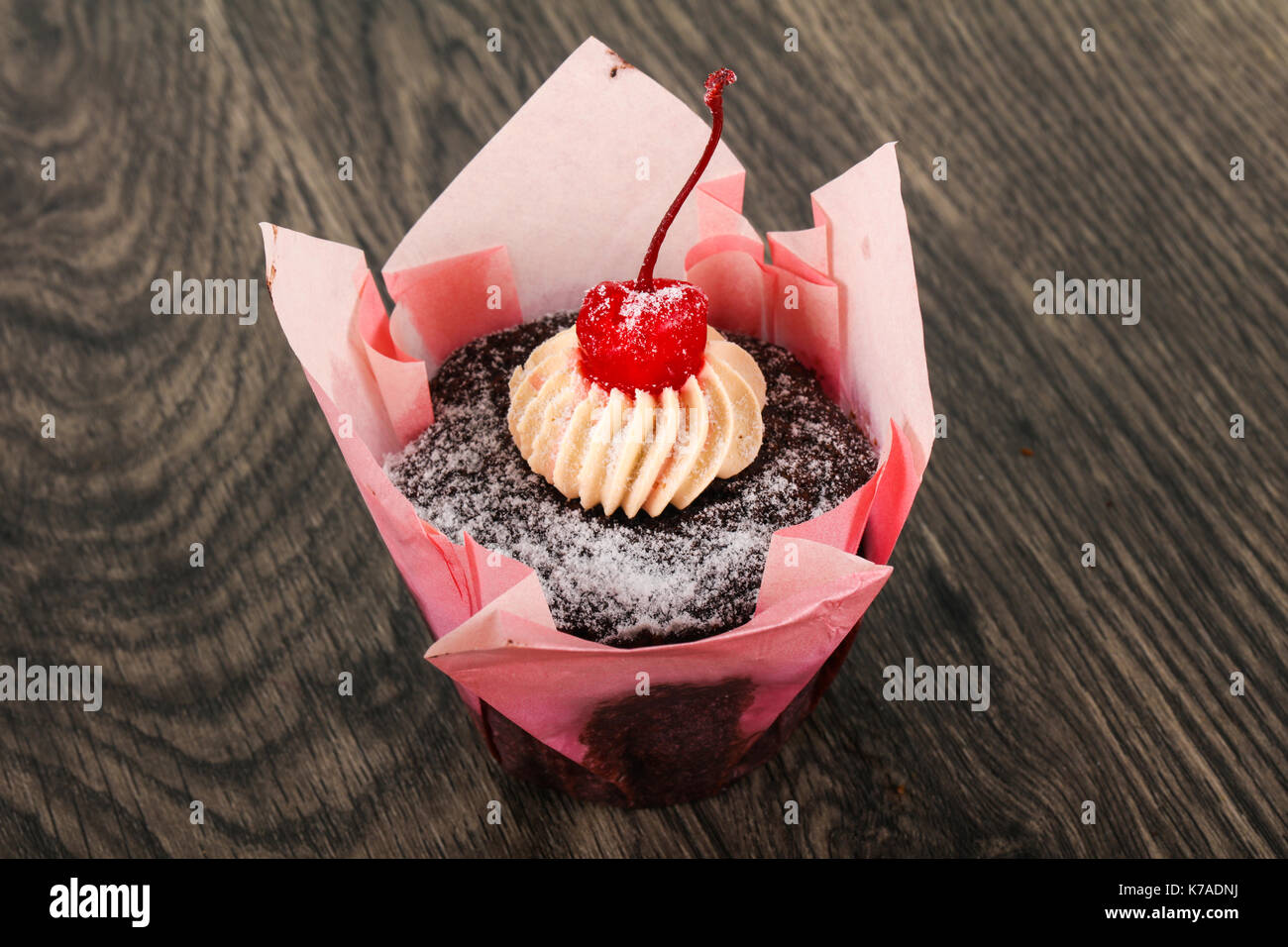 Chocolate Cupcake mit Cherry Stockfoto