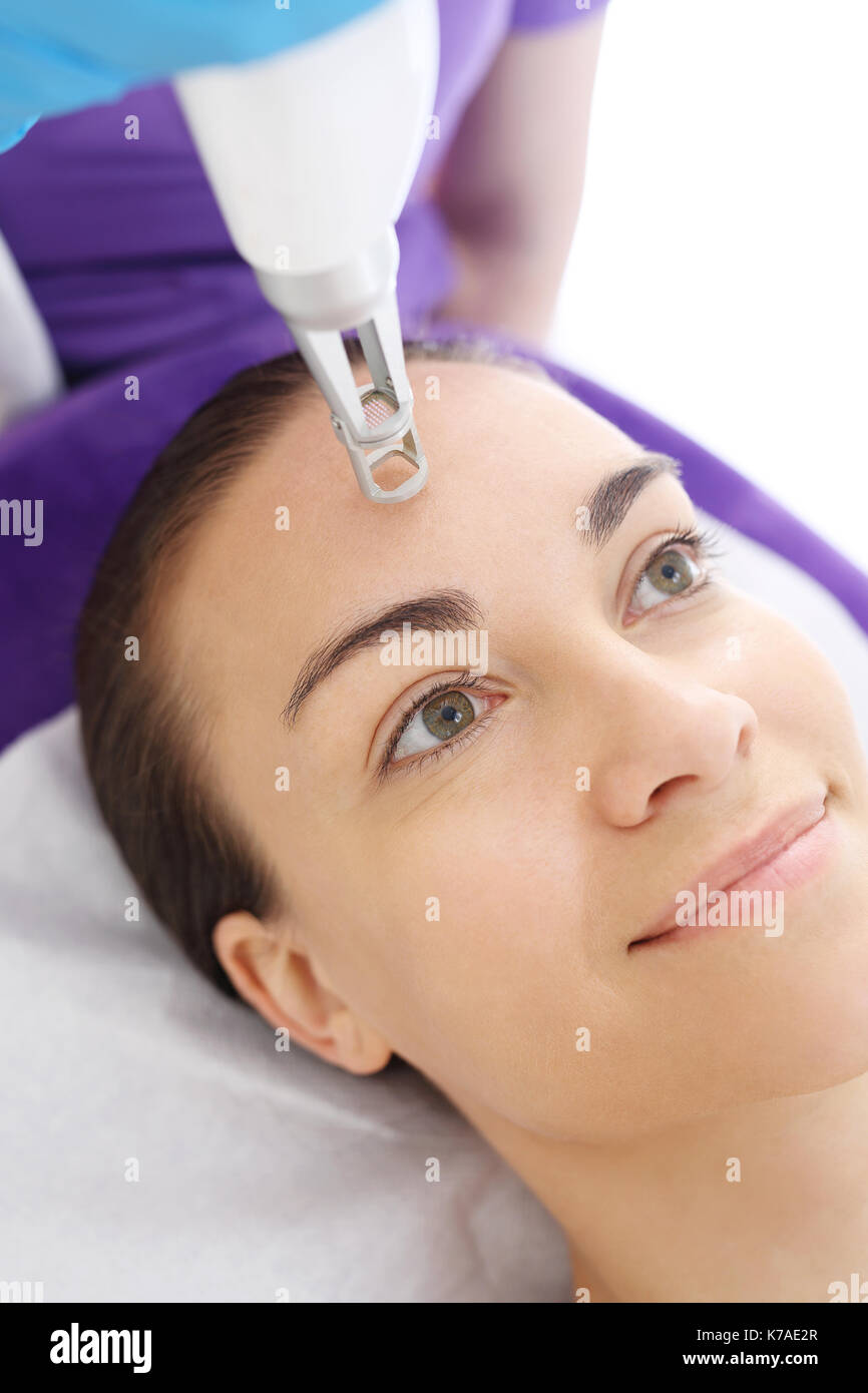 Laser Entfernung von Falten. Fuß Hautverjüngung. Lasertherapie in der ästhetischen Medizin. Stockfoto Laser Entfernung von Falten. Fuß Hautverjüngung. Lasertherapie in der ästhetischen Medizin. Stockfoto