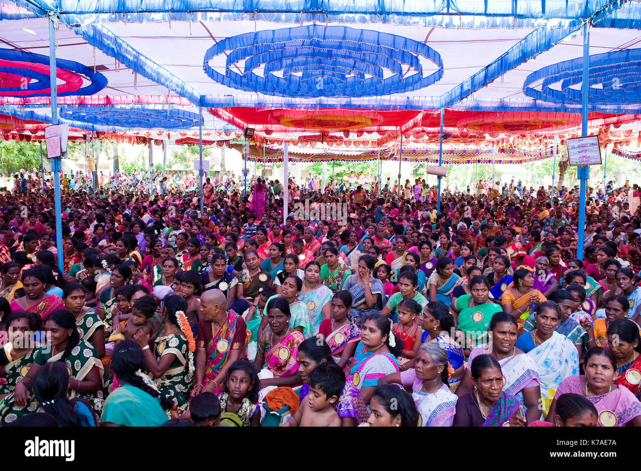AUROVILLE, INDIEN: Auroville Village Action Group. Rund 4000 Frauen an Festival der jährlichen Frauen gesammelt Stockfoto