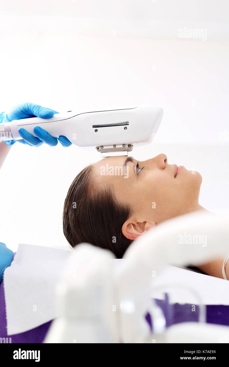 Laser Entfernen von Farbstoff, der sich Änderungen auf der Haut im Gesicht. Stockfoto Laser Entfernen von Farbstoff, der sich Änderungen auf der Haut im Gesicht. Stockfoto