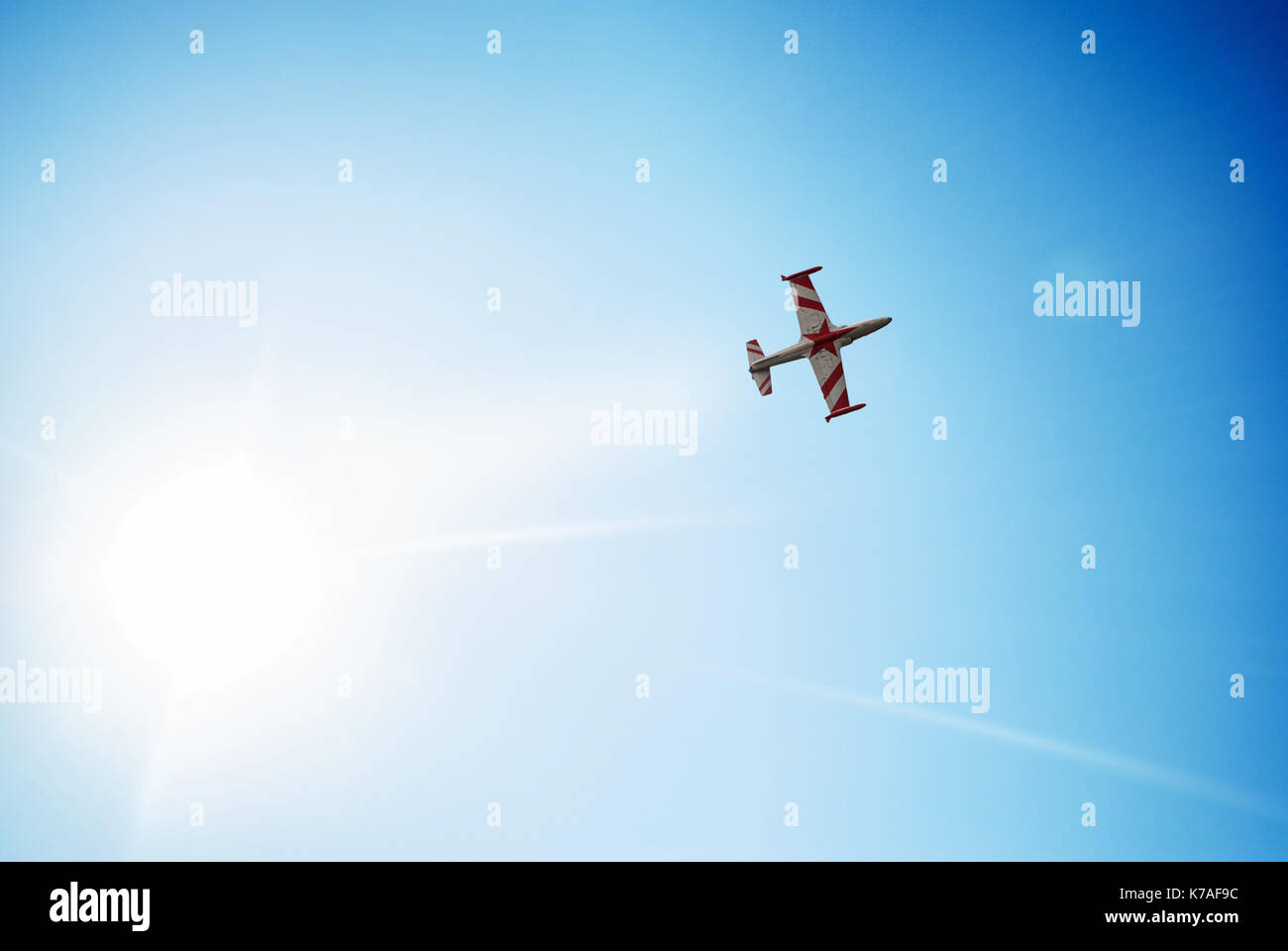 Flugzeug überqueren einer Cloud vignette und Sun Stockfoto