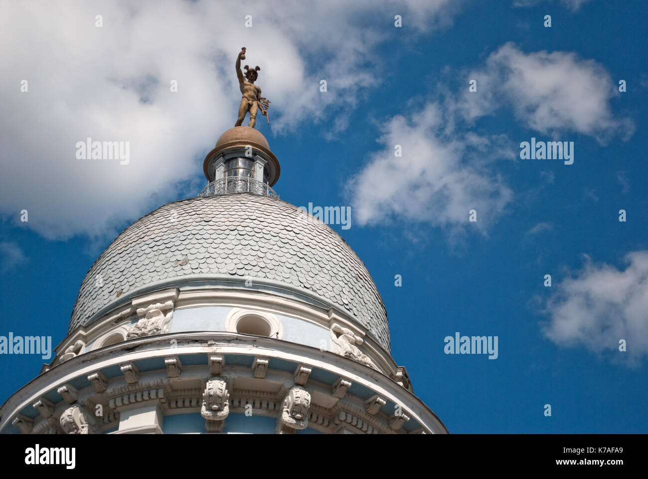 Statue auf dem Dach des Gebäudes, Novi Sad, Serbien Stockfoto