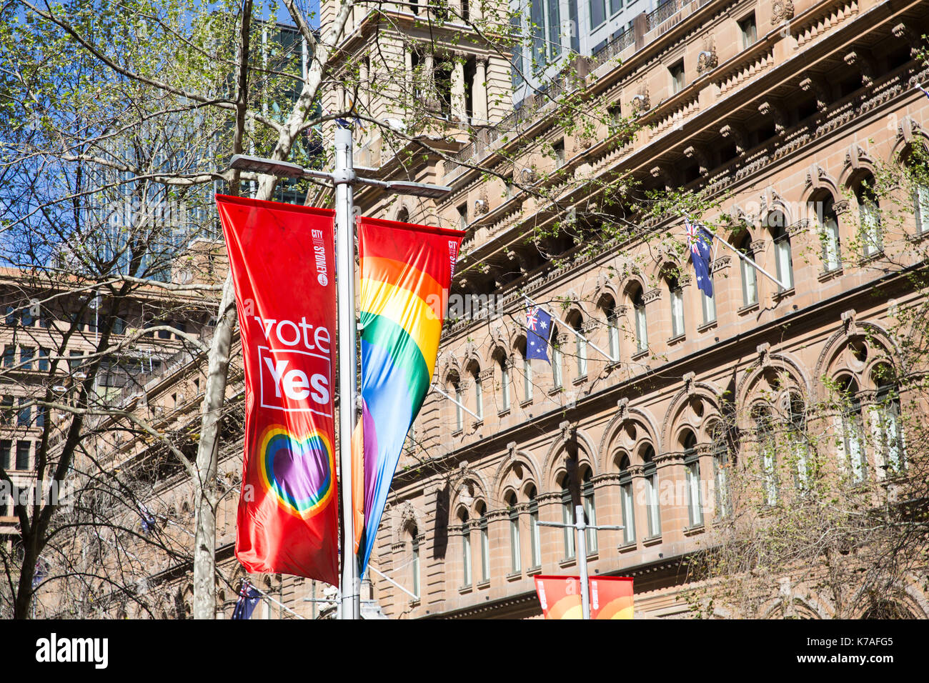 Abstimmung Ja Banner für Verbindung Gleichheit von Stadt Sydney in Martin Place, Sydney, Australien errichtet. Stockfoto
