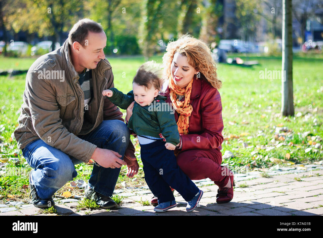 Junge Familie, Mutter, Vater und Sohn umarmen und gegenseitige Liebe zeigen Stockfoto