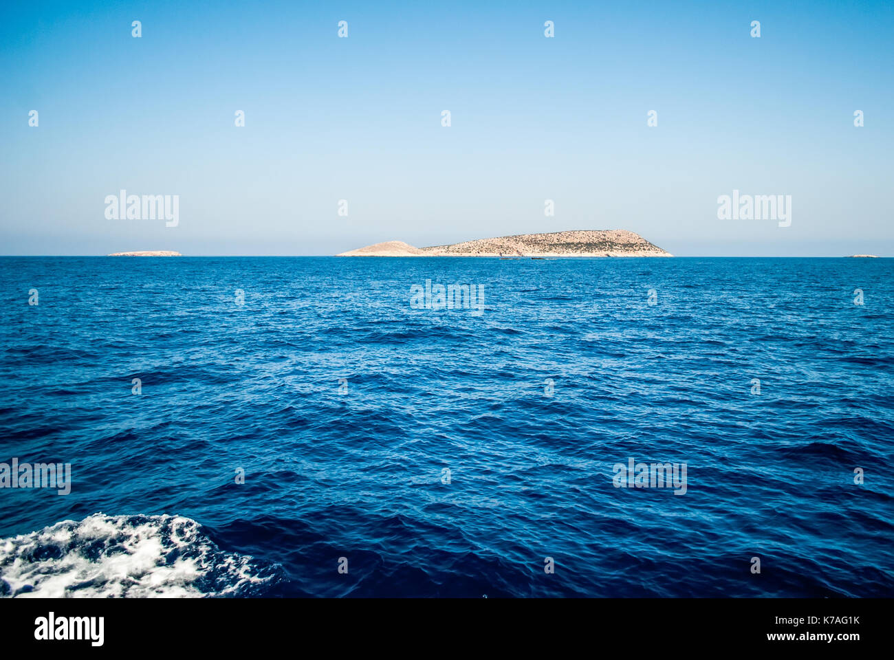 Hoher See, mit einer kleinen felsigen Insel in der Ferne, blaue Meer und Freiheiten, Chalki, Rhodes Stockfoto