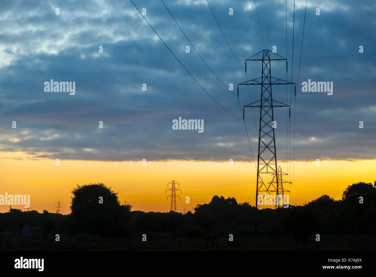 Northampton, Großbritannien. 15 Sep, 2017. UK Wetter: Ein organge Leuchten in der Dämmerung Himmel am Fluss Nene alten Kurs, unten Rushmere Rd. Credit: Keith J Smith./Alamy leben Nachrichten Stockfoto