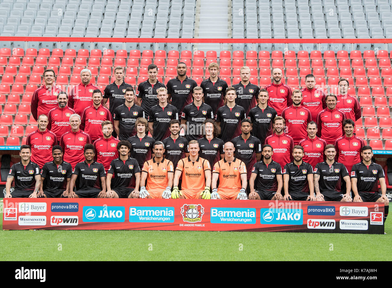 Bundesliga, offiziellen photocall Bayer 04 Leverkusen für die Saison 2017/18 in Leverkusen, Deutschland: (vordere Reihe L-R) Charles Aranguiz, Wendell, Leon Bailey, Andre Ramalho, Torwart Ramazan Ozcan, Torwart Bernd Leno, Torwart Niklas Lomb, Karim Bellarabi, wladlen Jurtschenko, Marlon Frey und Kevin Volland. (2 rw-L-R) Trainer Heiko Herrlich, Xaver Zembrod, Nico Schneck, Zinn Jedvaj, Admir Mehmedi, Julian Baumgartlinger, Benjamin Henrichs, Lars Kornetka, David Thiel und Schahriar Bigdeli. (Dritte Reihe L-R) Burak Yildirim, Tobias Schaeuble, Lucas Alario, Julian Brandt, Sven Bender, Panagi Stockfoto