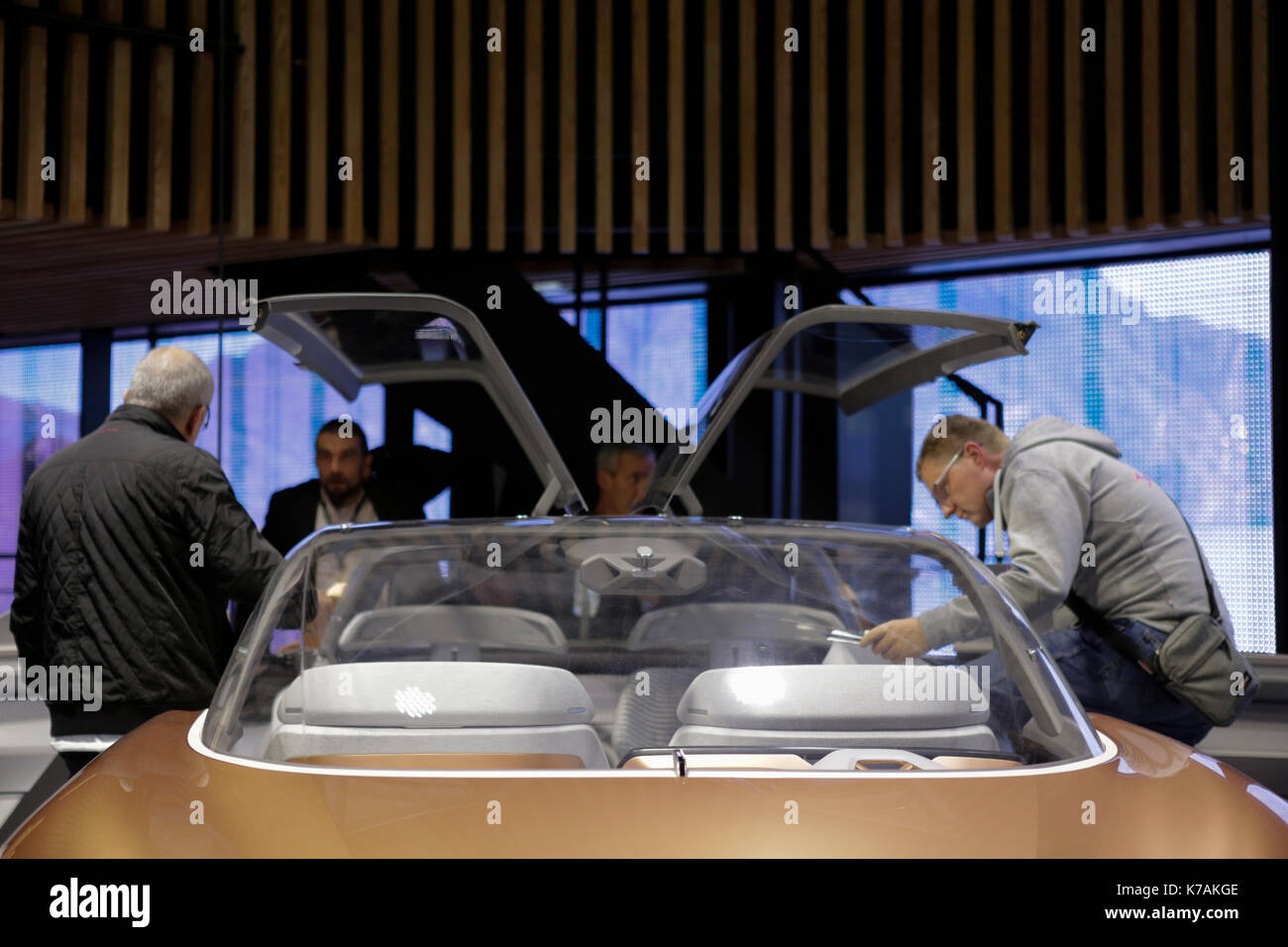 Frankfurt am Main, Deutschland. 14. September 2017. Der französische Autohersteller Renault präsentiert die Renault SYMBIOZ, Konzept Auto am 67. IAA. Die 67. Internationale Automobil-Ausstellung (IAA) in Frankfurt für Fachbesucher geöffnet. Es ist mit über 1000 Ausstellern eine der größten Motor der Welt zeigt. Die Ausstellung wird für die Öffentlichkeit am 16. September geöffnet. Stockfoto
