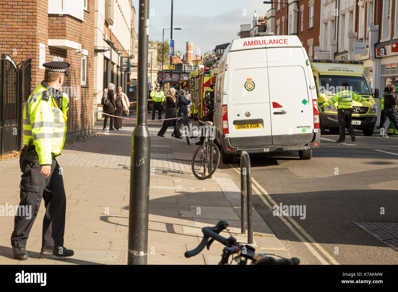 London, Großbritannien. 15 Sep, 2017. Security Response um Parsons grüne U-Bahnstation, London, nach einer Explosion auf einer Bahn, die Behörden zu behandeln als ein Terroranschlag. Credit: pressapassimages/Alamy leben Nachrichten Stockfoto