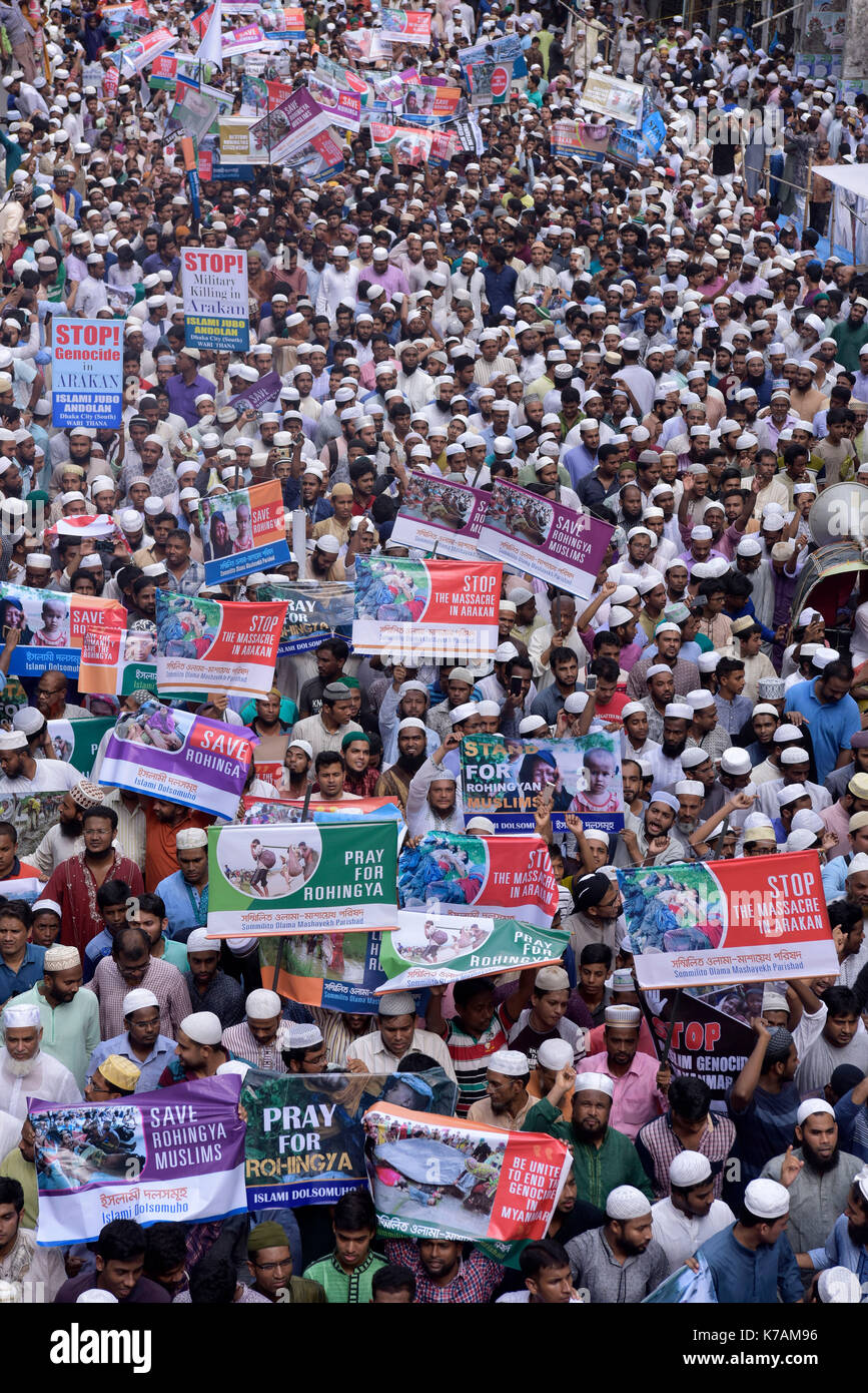 Dhaka, Bangladesch. 15 Sep, 2017. DHAKA, BANGLADESCH - September 15, 2017: Anhänger der Hefajat e Islam nehmen Sie teil an einem Protest und März gegenüber Myanmar Botschaft gegen den letzten Angriff auf die Myanmar Minderheit Rohingya Menschen durch Myanmar Govt., Dhaka, Bangladesh, 15. September 2017. Credit: SK Hasan Ali/Alamy leben Nachrichten Stockfoto