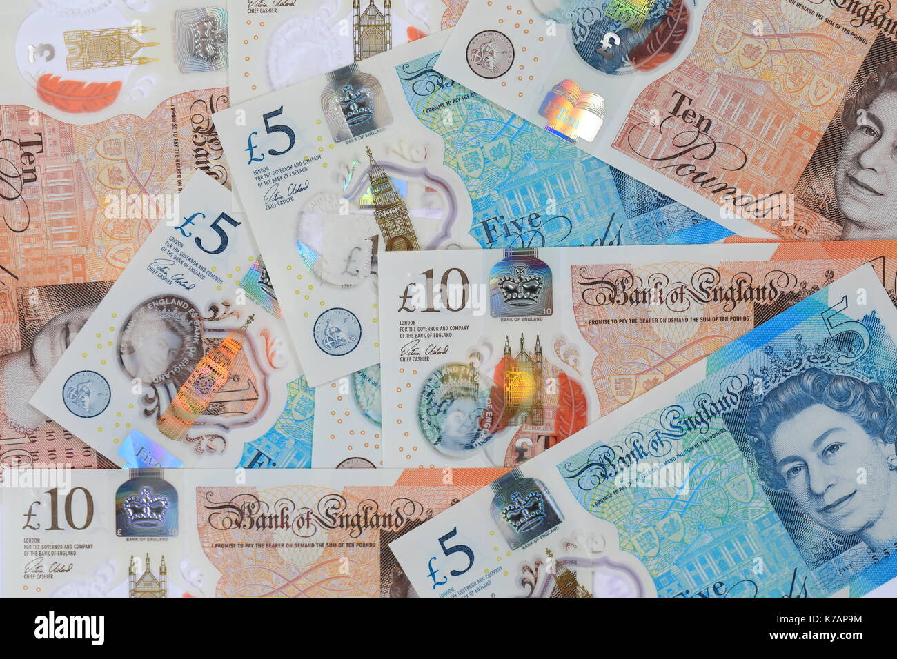 UK. 15 Sep, 2017. Das neue Polymer 10, £10 Pfund Note in Umlauf gebracht werden: am 14. September 2017 veröffentlicht. Der Hinweis, die Queen Elizabeth II (oben) auf der Vorderseite und der englischen Schriftstellerin Jane Austen (unten) auf der Rückseite. Austen ist die einzige Frau, die - abgesehen von der Königin zu verfügen jetzt über eine englische Bank Note. Credit: Oliver Dixon/Alamy leben Nachrichten Stockfoto