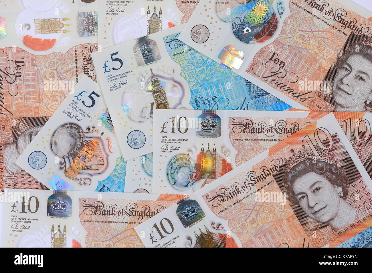 UK. 15 Sep, 2017. Das neue Polymer 10, £10 Pfund Note in Umlauf gebracht werden: am 14. September 2017 veröffentlicht. Der Hinweis, die Queen Elizabeth II (oben) auf der Vorderseite und der englischen Schriftstellerin Jane Austen (unten) auf der Rückseite. Austen ist die einzige Frau, die - abgesehen von der Königin zu verfügen jetzt über eine englische Bank Note. Credit: Oliver Dixon/Alamy leben Nachrichten Stockfoto
