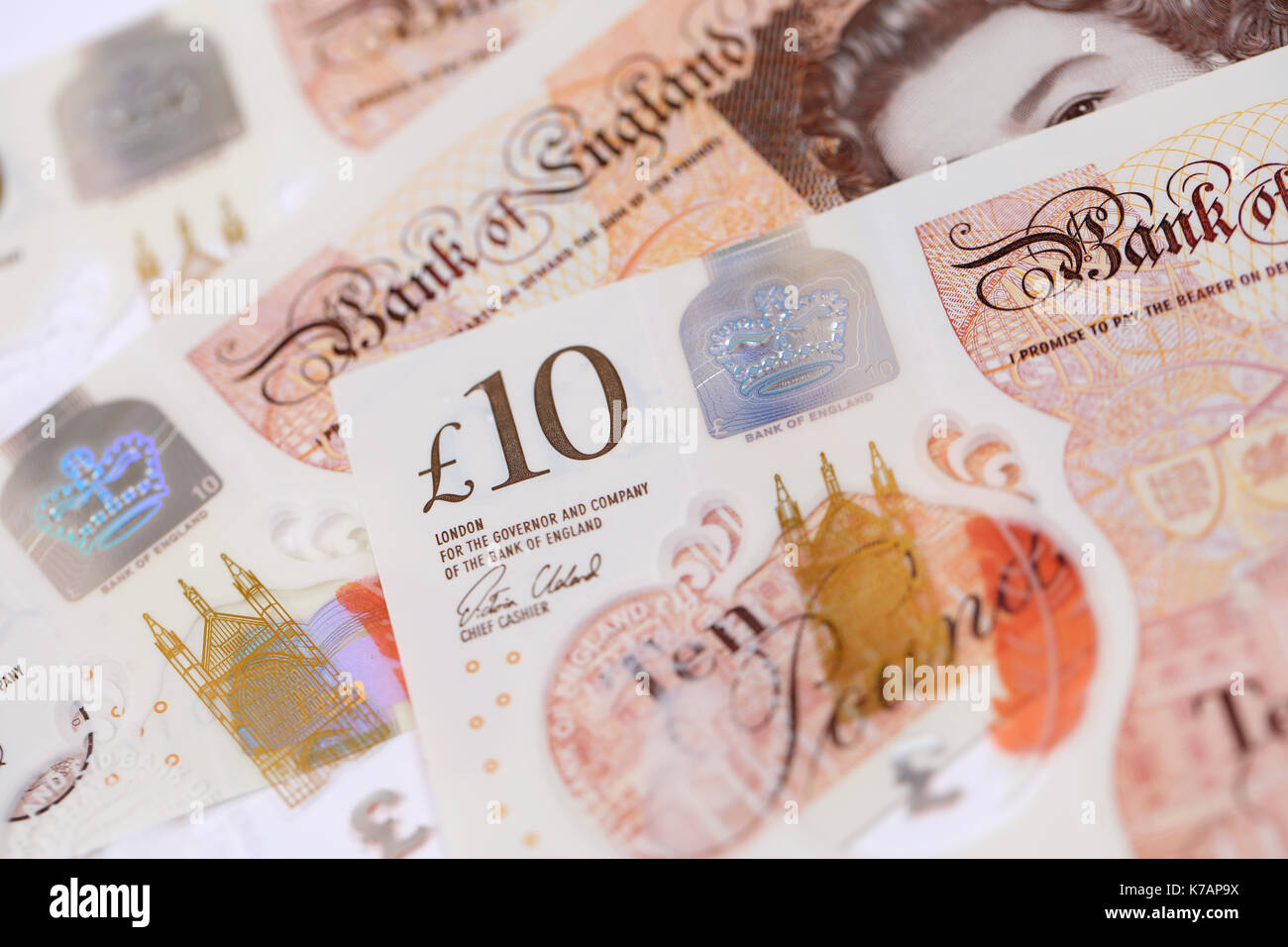 UK. 15 Sep, 2017. Das neue Polymer 10, £10 Pfund Note in Umlauf gebracht werden: am 14. September 2017 veröffentlicht. Der Hinweis, die Queen Elizabeth II (oben) auf der Vorderseite und der englischen Schriftstellerin Jane Austen (unten) auf der Rückseite. Austen ist die einzige Frau, die - abgesehen von der Königin zu verfügen jetzt über eine englische Bank Note. Credit: Oliver Dixon/Alamy leben Nachrichten Stockfoto