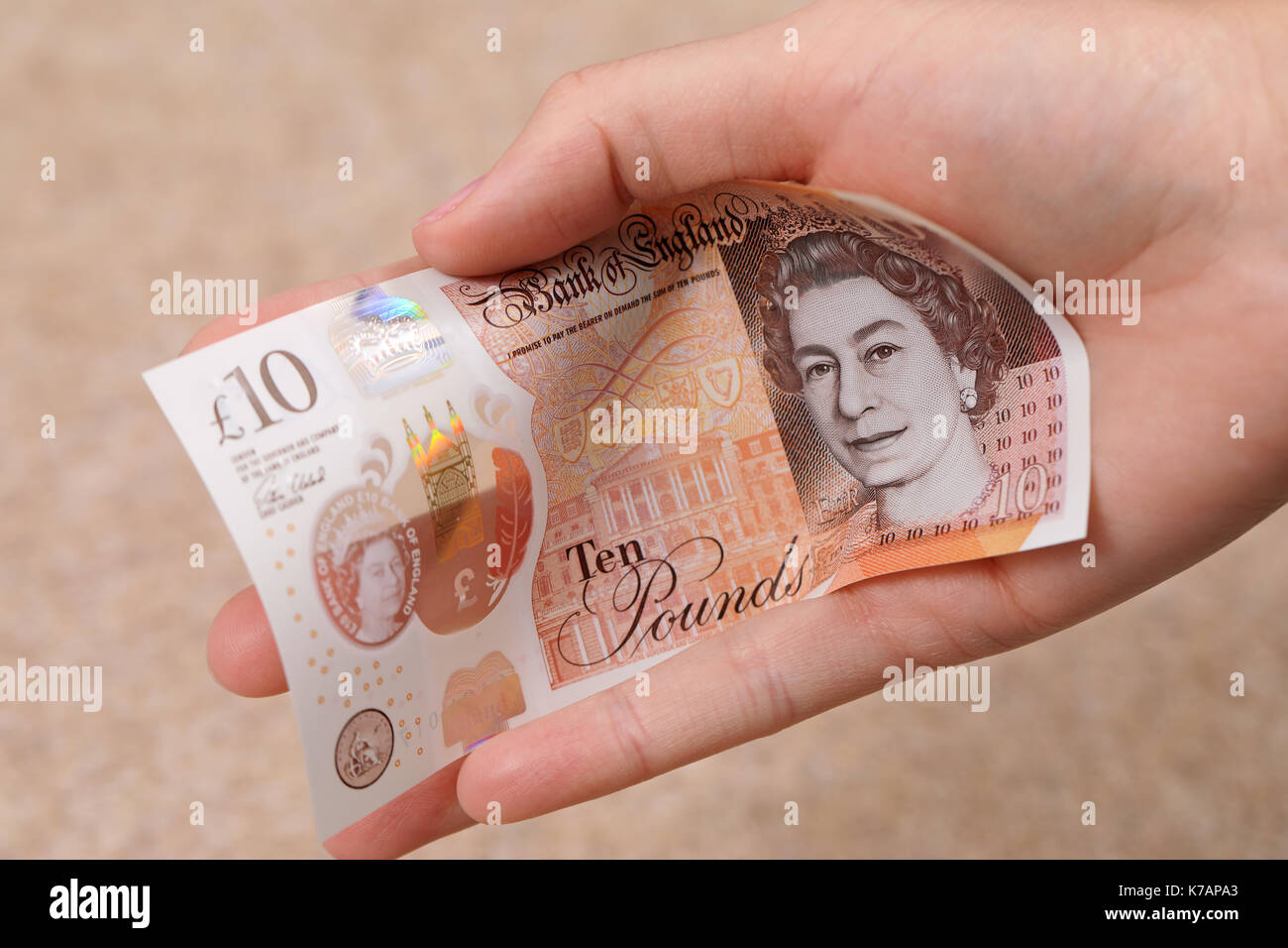 UK. 15 Sep, 2017. Das neue Polymer 10, £10 Pfund Note in Umlauf gebracht werden: am 14. September 2017 veröffentlicht. Der Hinweis, die Queen Elizabeth II (oben) auf der Vorderseite und der englischen Schriftstellerin Jane Austen (unten) auf der Rückseite. Austen ist die einzige Frau, die - abgesehen von der Königin zu verfügen jetzt über eine englische Bank Note. Credit: Oliver Dixon/Alamy leben Nachrichten Stockfoto