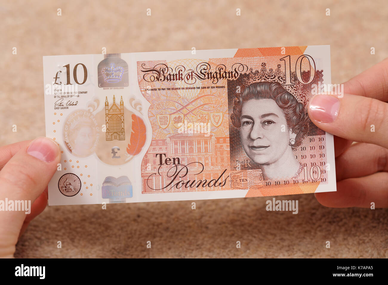 UK. 15 Sep, 2017. Das neue Polymer 10, £10 Pfund Note in Umlauf gebracht werden: am 14. September 2017 veröffentlicht. Der Hinweis, die Queen Elizabeth II (oben) auf der Vorderseite und der englischen Schriftstellerin Jane Austen (unten) auf der Rückseite. Austen ist die einzige Frau, die - abgesehen von der Königin zu verfügen jetzt über eine englische Bank Note. Credit: Oliver Dixon/Alamy leben Nachrichten Stockfoto