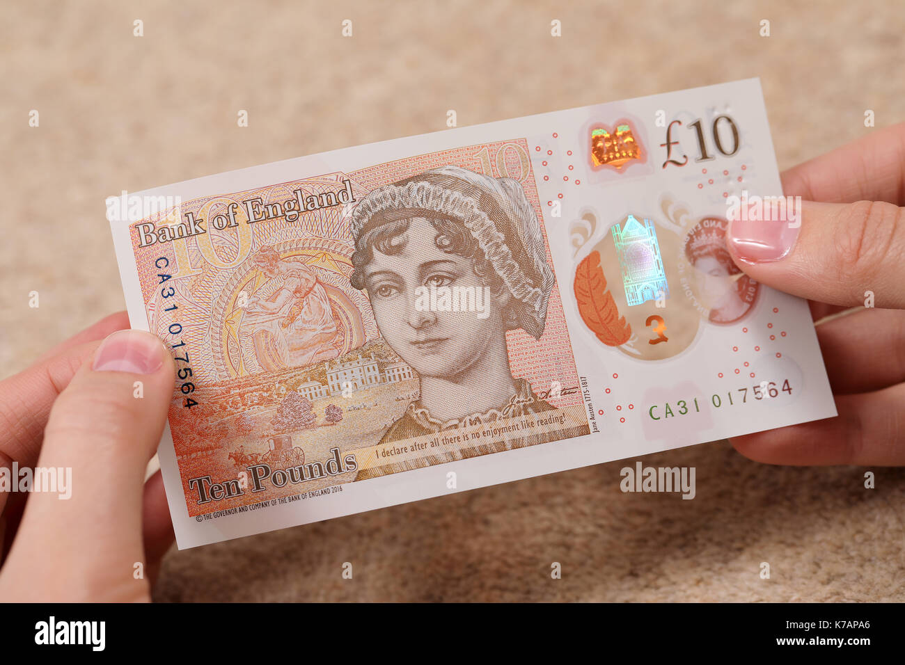 UK. 15 Sep, 2017. Das neue Polymer 10, £10 Pfund Note in Umlauf gebracht werden: am 14. September 2017 veröffentlicht. Der Hinweis, die Queen Elizabeth II (oben) auf der Vorderseite und der englischen Schriftstellerin Jane Austen (unten) auf der Rückseite. Austen ist die einzige Frau, die - abgesehen von der Königin zu verfügen jetzt über eine englische Bank Note. Credit: Oliver Dixon/Alamy leben Nachrichten Stockfoto