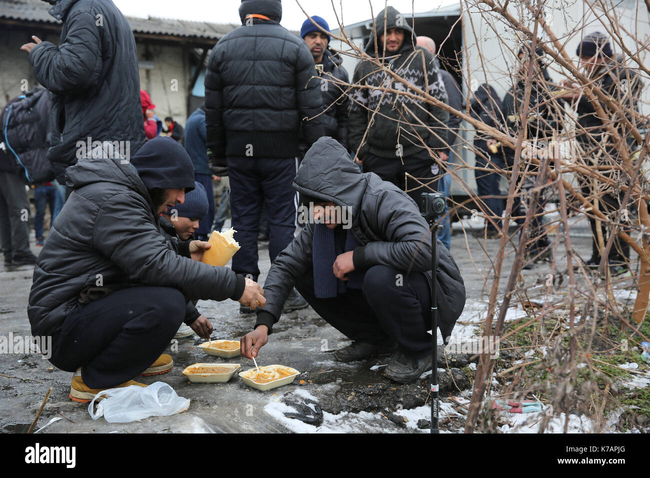 Belgrad, Siriani Migranten Flüchtlinge im alten Bahnhof Belgrad warten auf Wiedereröffnung der Grenzen in Europa. Sie leben, wie Sie können, mit Temperaturen die auch die 15° unter Null berühren. Das Bild isst auf den Boden, um die Mahlzeit. 14.01.2017, Belgrad, Serbien Stockfoto