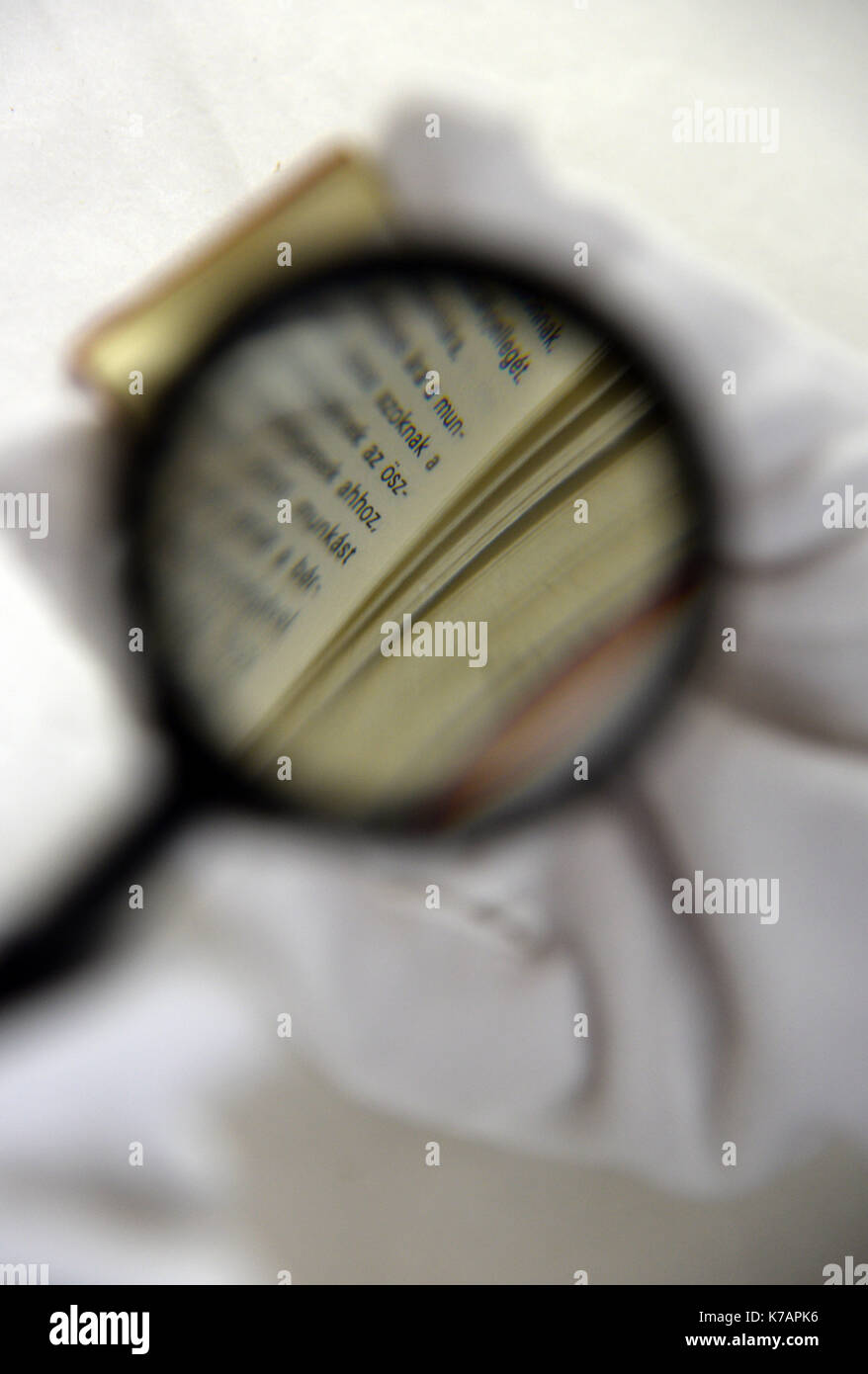 Trier, Deutschland. 15 Sep, 2017. Ein Mitarbeiter des Staatlichen Museums mit einer Lupe auf die kleinste Ausgabe des 'Kommunistischen Manifests' (Budapest, Ungarn, 1971) in Trier, Deutschland, 15. September 2017. 247 internationale Kredite des "Kommunistischen Manifest" von Karl Marx wurden dem Museum geliefert. Eine Ausstellung ist auf Anzeige anlässlich der 200. Geburtstag von Karl Marx in seinem Geburtsort vom 5. Mai bis 21. Oktober 2018. Foto: Harald Tittel/dpa/Alamy leben Nachrichten Stockfoto