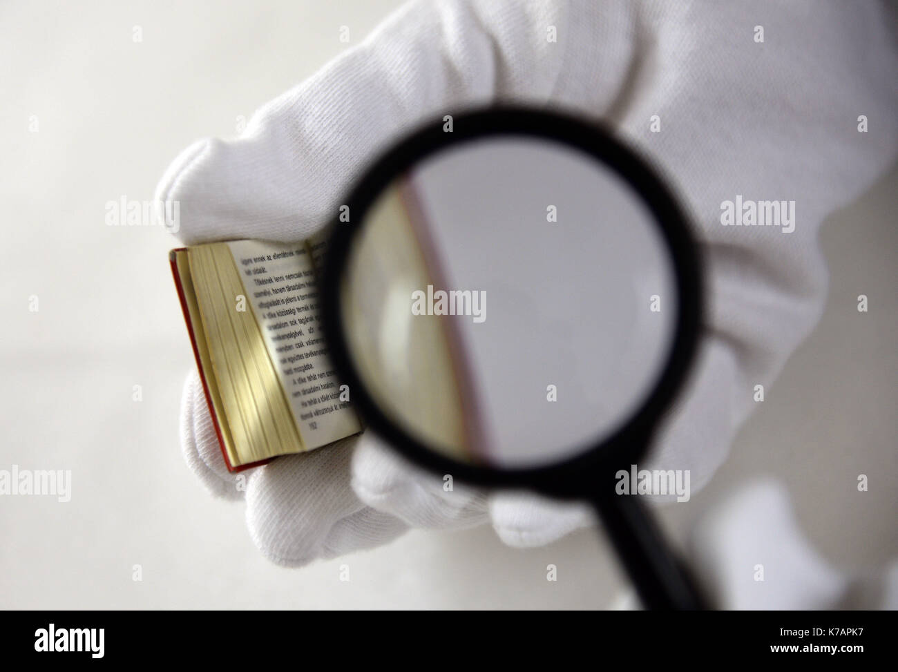 Trier, Deutschland. 15 Sep, 2017. Ein Mitarbeiter des Staatlichen Museums Holding die kleinste Ausgabe des 'Kommunistischen Manifests' (Budapest, Ungarn, 1971) in Trier, Deutschland, 15. September 2017. 247 internationale Kredite des "Kommunistischen Manifest" von Karl Marx wurden dem Museum geliefert. Eine Ausstellung ist auf Anzeige anlässlich der 200. Geburtstag von Karl Marx in seinem Geburtsort vom 5. Mai bis 21. Oktober 2018. Foto: Harald Tittel/dpa/Alamy leben Nachrichten Stockfoto