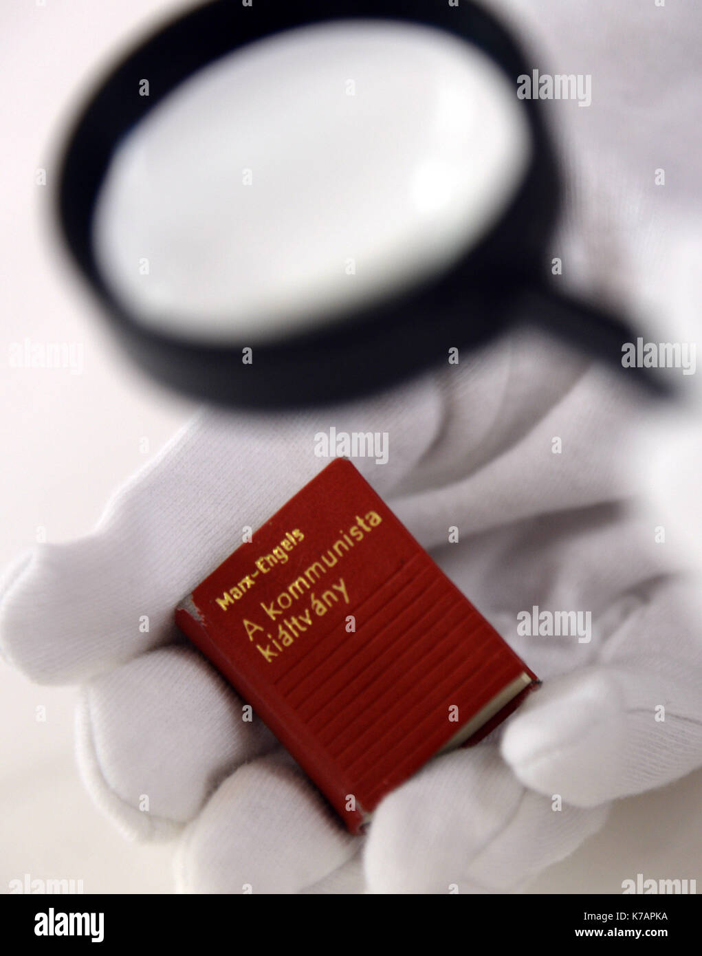Trier, Deutschland. 15 Sep, 2017. Ein Mitarbeiter des Staatlichen Museums Holding die kleinste Ausgabe des 'Kommunistischen Manifests' (Budapest, Ungarn, 1971) in Trier, Deutschland, 15. September 2017. 247 internationale Kredite des "Kommunistischen Manifest" von Karl Marx wurden dem Museum geliefert. Eine Ausstellung ist auf Anzeige anlässlich der 200. Geburtstag von Karl Marx in seinem Geburtsort vom 5. Mai bis 21. Oktober 2018. Foto: Harald Tittel/dpa/Alamy leben Nachrichten Stockfoto
