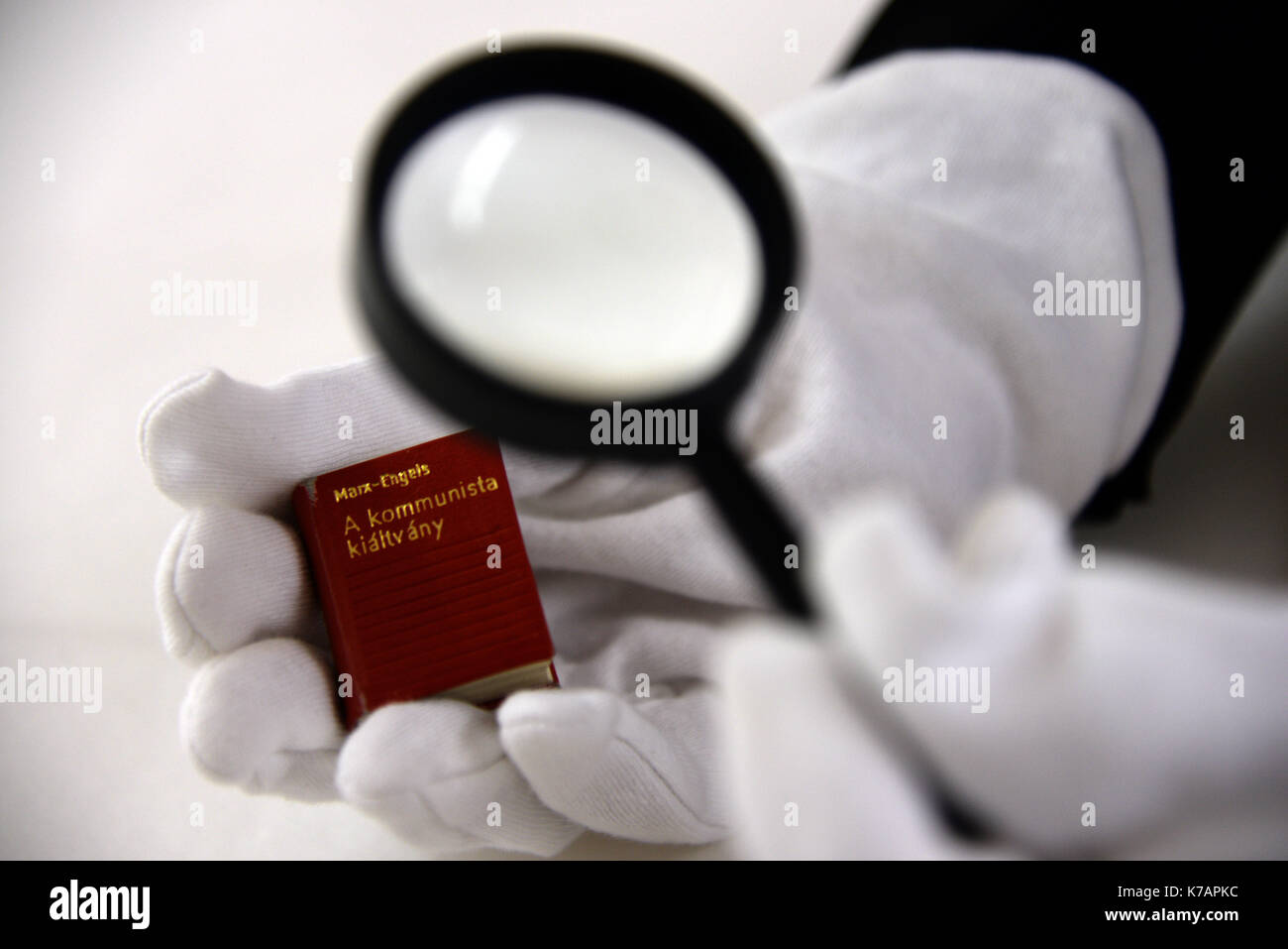 Trier, Deutschland. 15 Sep, 2017. Ein Mitarbeiter des Staatlichen Museums Holding die kleinste Version des "Kommunistischen Manifest" (Budapest, Ungarn, 1971) in Trier, Deutschland, 15. September 2017. 247 internationale Kredite des "Kommunistischen Manifest" von Karl Marx wurden dem Museum geliefert. Eine Ausstellung ist auf Anzeige anlässlich der 200. Geburtstag von Karl Marx in seinem Geburtsort vom 5. Mai bis 21. Oktober 2018. Foto: Harald Tittel/dpa/Alamy leben Nachrichten Stockfoto