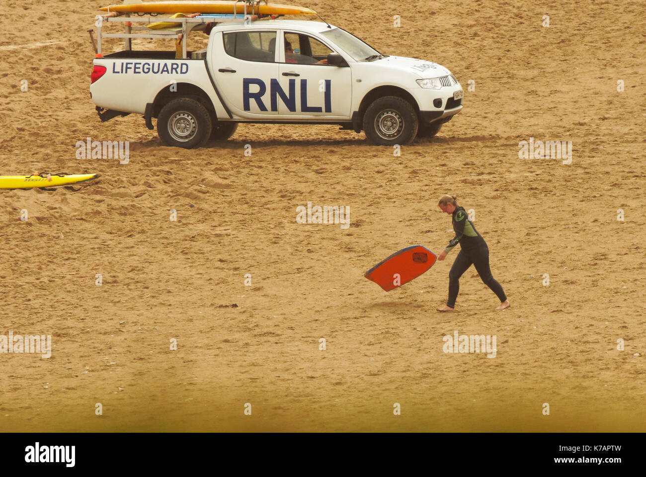 Newquay, Großbritannien. 15 Sep, 2017. UK Wetter Rettungsschwimmer starke Winde und Duschen in Cornwall mutig. 15, September, 2017 Credit: Robert Taylor/Alamy leben Nachrichten Stockfoto