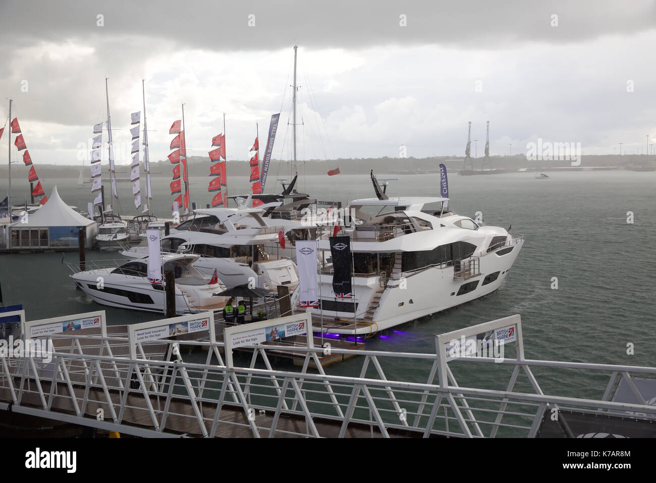 Southampton, Großbritannien. 15 Sep, 2017. UK Wetter. Schwere Regenfälle auf der Southampton Boat Show Credit: Keith Larby/Alamy leben Nachrichten Stockfoto