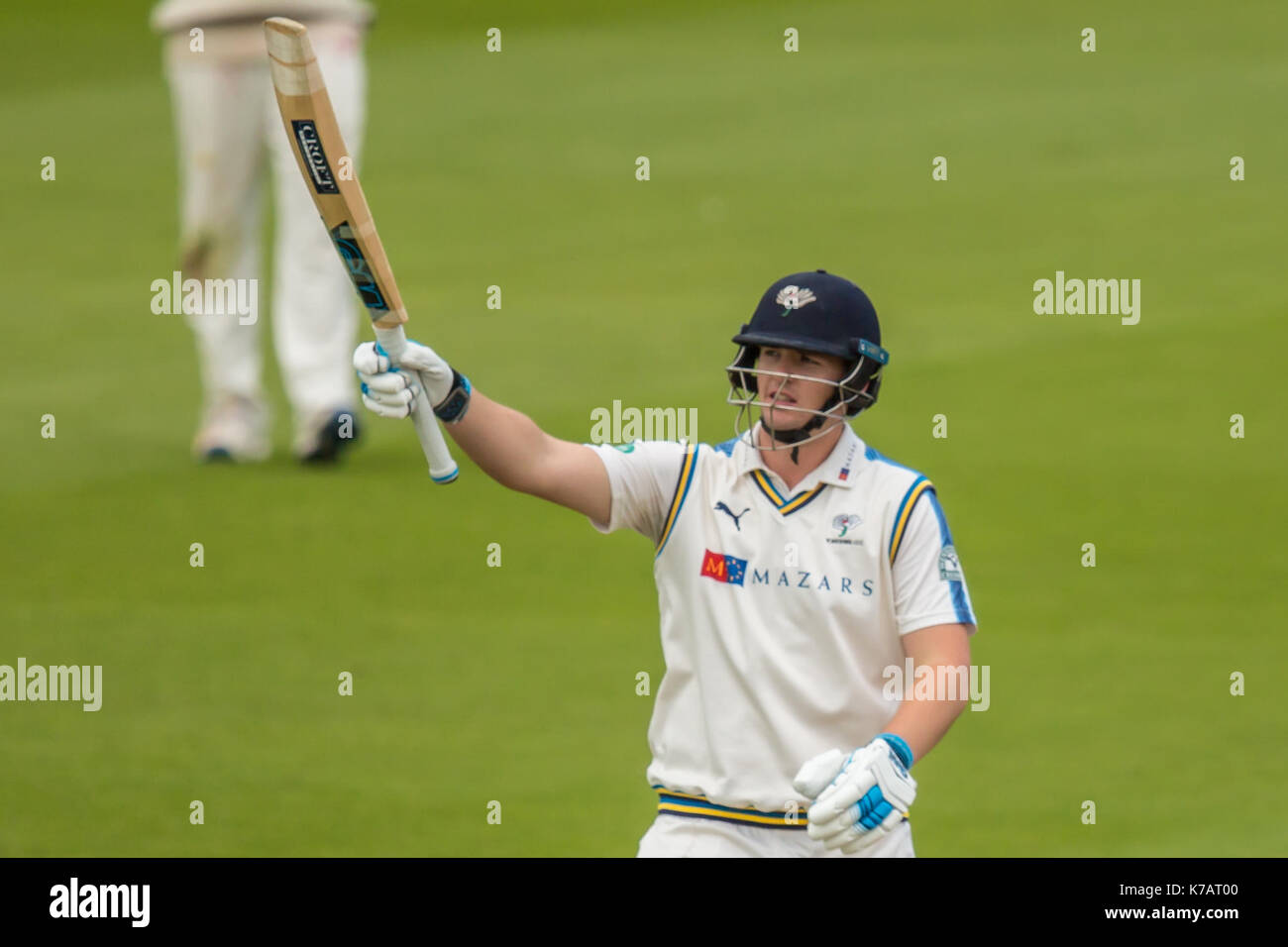 London, Großbritannien. 15 Sep, 2017. Alex Lees feiert seinen 100 schlagen für Yorkshire gegen Surrey an Tag vier der Specsavers County Championship Match am Oval. Quelle: David Rowe/Alamy leben Nachrichten Stockfoto