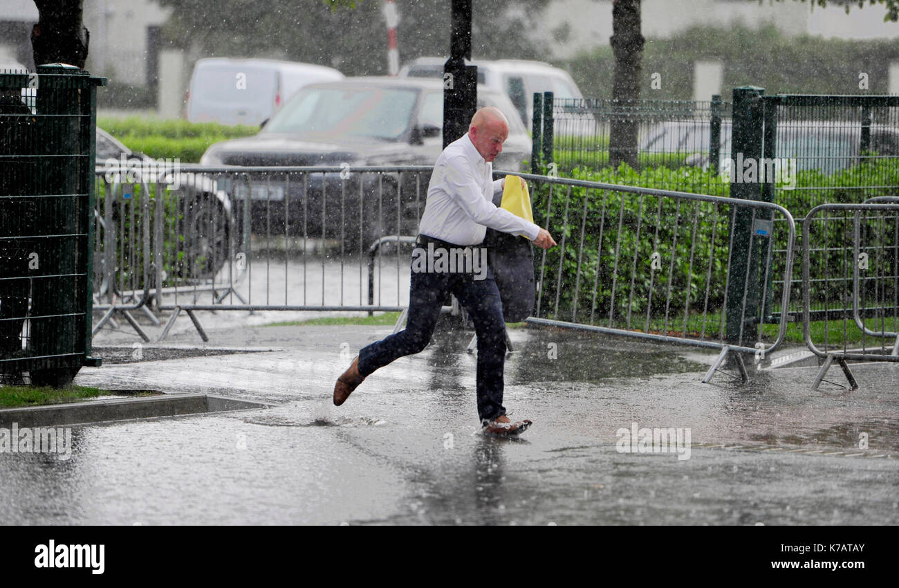 Bournemouth, UK. 15 Sep, 2017. UK Wetter. Dieses chap macht einen Strich außerhalb Bournemouths Vitalität Stadion Fußball Boden wie die sintflutartigen Regenfälle der Südküste heute abend Credit Hits: Simon Dack/Alamy leben Nachrichten Stockfoto