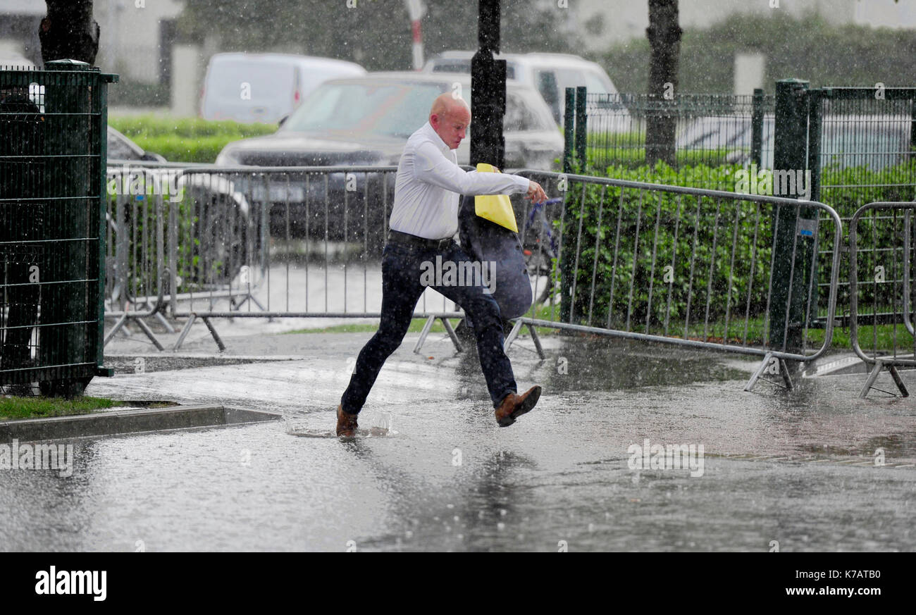 Bournemouth, UK. 15 Sep, 2017. UK Wetter. Dieses chap macht einen Strich außerhalb Bournemouths Vitalität Stadion Fußball Boden wie die sintflutartigen Regenfälle der Südküste heute abend Credit Hits: Simon Dack/Alamy leben Nachrichten Stockfoto