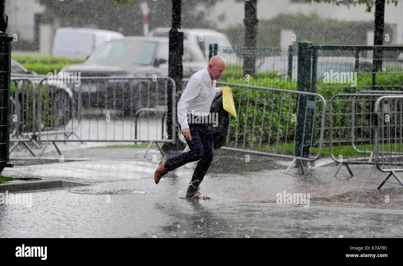 Bournemouth, UK. 15 Sep, 2017. UK Wetter. Dieses chap macht einen Strich außerhalb Bournemouths Vitalität Stadion Fußball Boden wie die sintflutartigen Regenfälle der Südküste heute abend Credit Hits: Simon Dack/Alamy leben Nachrichten Stockfoto