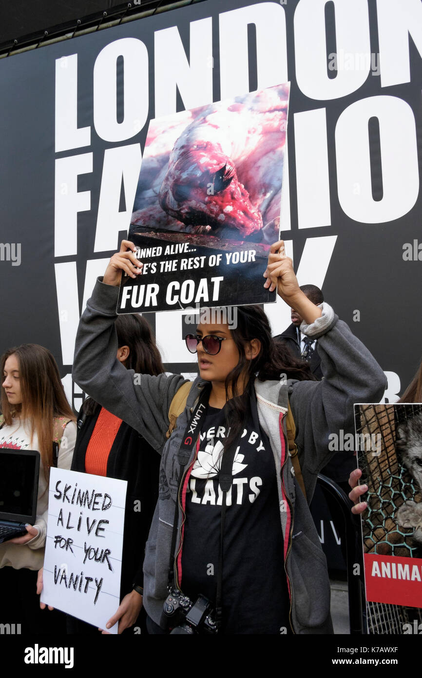 London, Großbritannien. 15. September 2017 Tierschützer protestieren außerhalb der Schauplatz für London Fashion Week, bei der Verwendung des Fell in der Modebranche Stockfoto
