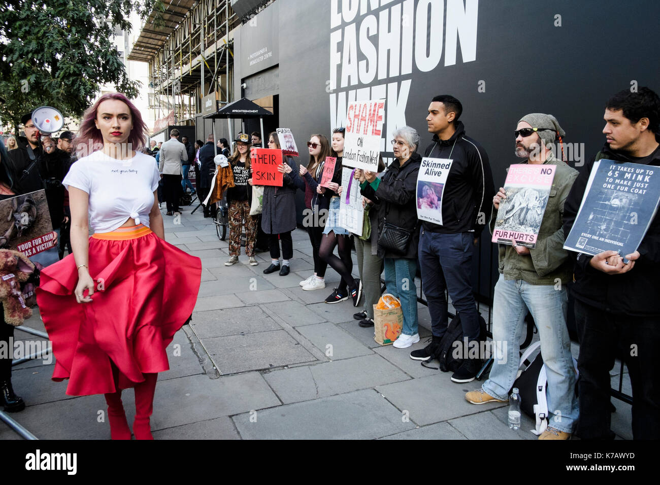 London, Großbritannien. 15. September 2017 Tierschützer protestieren vor dem Veranstaltungsort der London Fashion Week gegen die Verwendung von Tierpelz in der Modebranche. Stockfoto