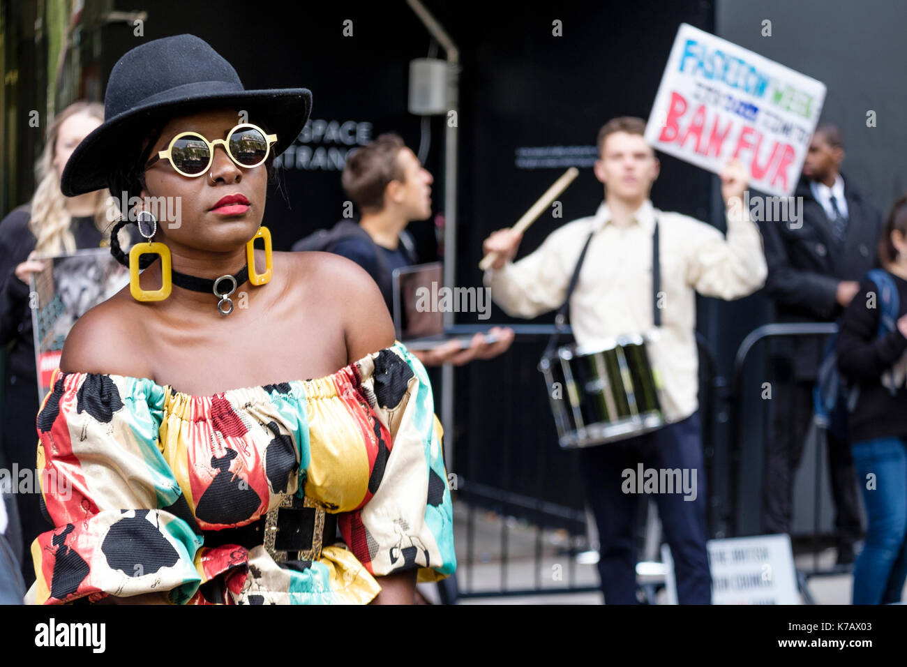 London, Großbritannien. 15. September 2017 Tierschützer protestieren außerhalb der Schauplatz für London Fashion Week, bei der Verwendung des Fell in der Modebranche Stockfoto