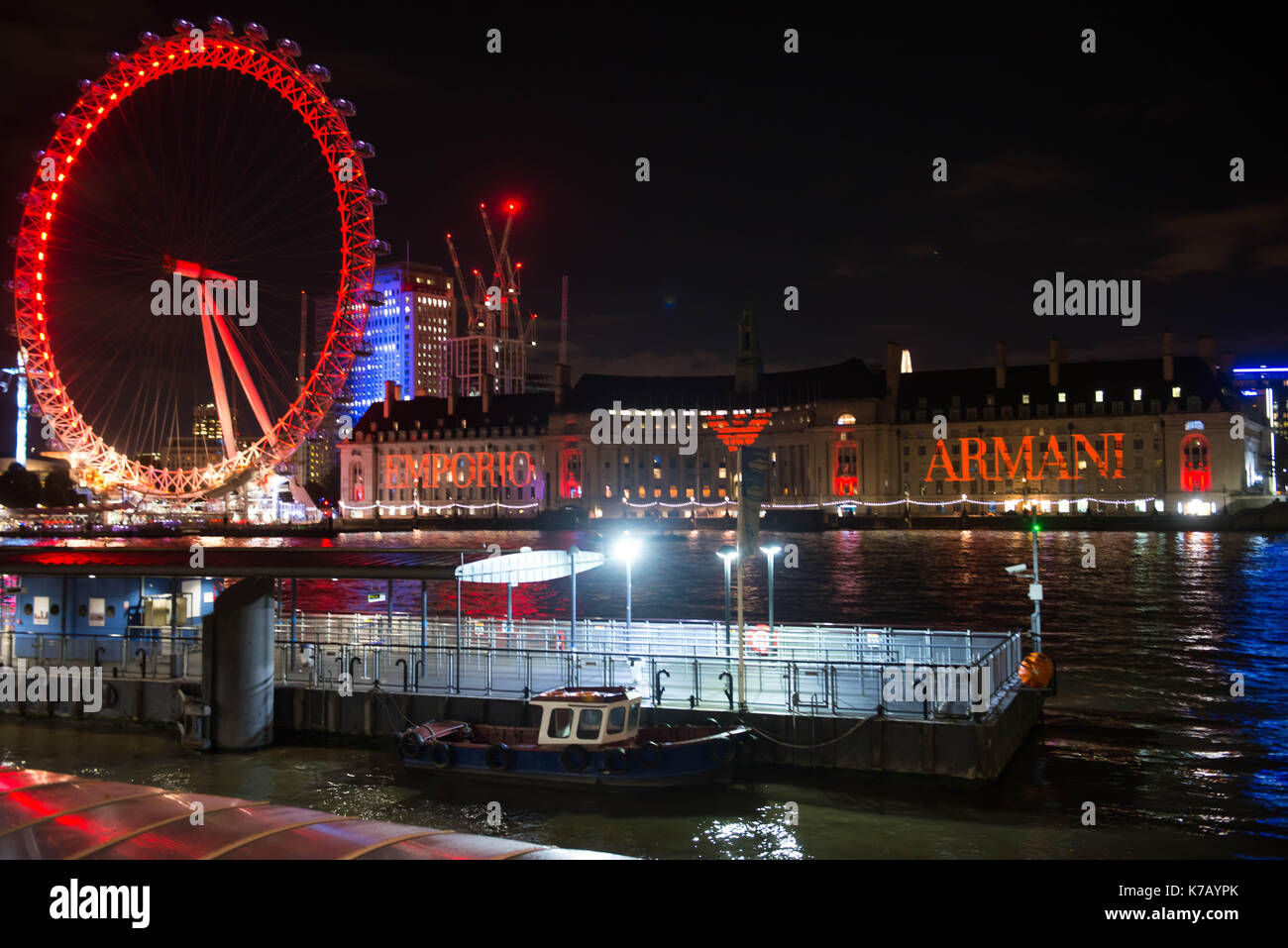 Westminster, London. Vereinigtes Königreich. 15. September 2017. London Fashion Week: eine Projektion auf London County Hall, Emporio Armani, Emporio Armani übernimmt London diese Woche während der London Fashion Week. Michael Tubi/Alamy leben Nachrichten Stockfoto