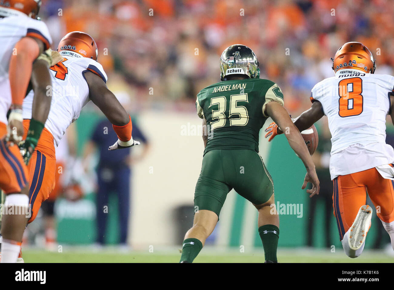 City, Florida, USA. 15 Sep, 2017. OCTAVIO JONES | Zeiten. South Florida Bulls Ort kicker Emilio Nadelman (35) Jagt nach einem blockierten Extrapunkt kick zusammen mit Illinois Fighting Illini Defensive zurück Nate Hobbs (8) Raymond James Stadion in Tampa, Florida am Freitag, 15. September 2017. Credit: Octavio Jones/Tampa Bay Zeiten/ZUMA Draht/Alamy leben Nachrichten Stockfoto